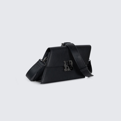 The Ninetyfour STREETGLIDE BAG, made from 100% vegan leather in black, offers a sleek and modern look. It features an adjustable leather strap for a personalized fit and is finished with an HB logo closure.